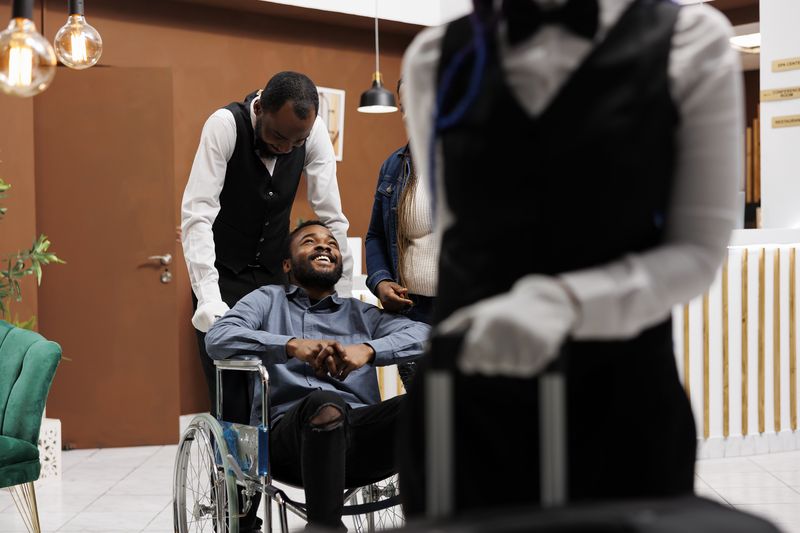 Hotel staff helping disabled guest formation accueil d'un client en situation de handicap