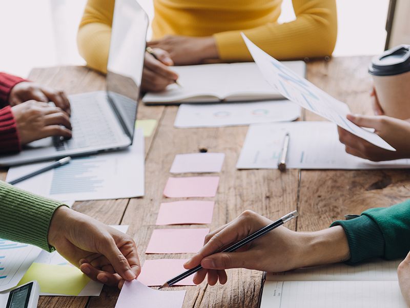 Financial analysts analyze business financial reports on a digit formation création d'entreprise